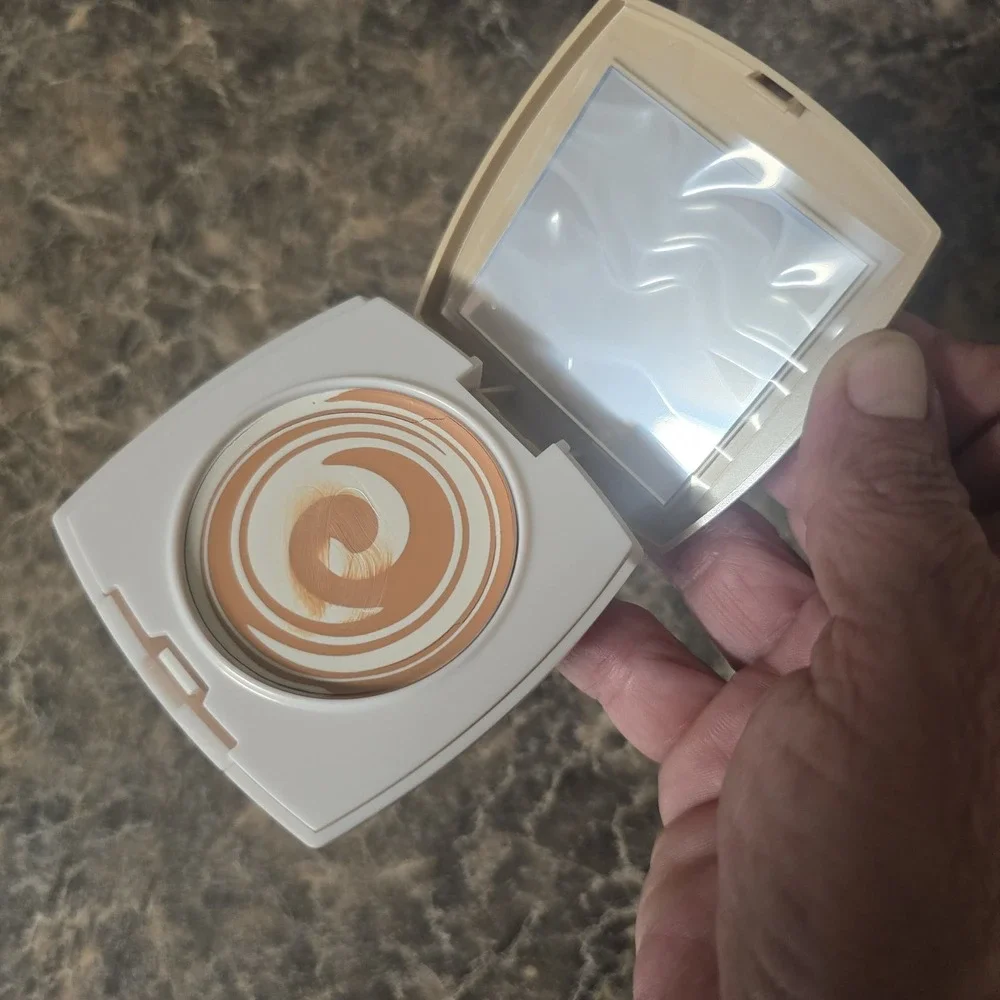 Avon Anew AGE TRANSFORMING Compact Foundation Soft Honey AY204 NIB .388 0z.